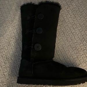 Ugg Bailey button size 9